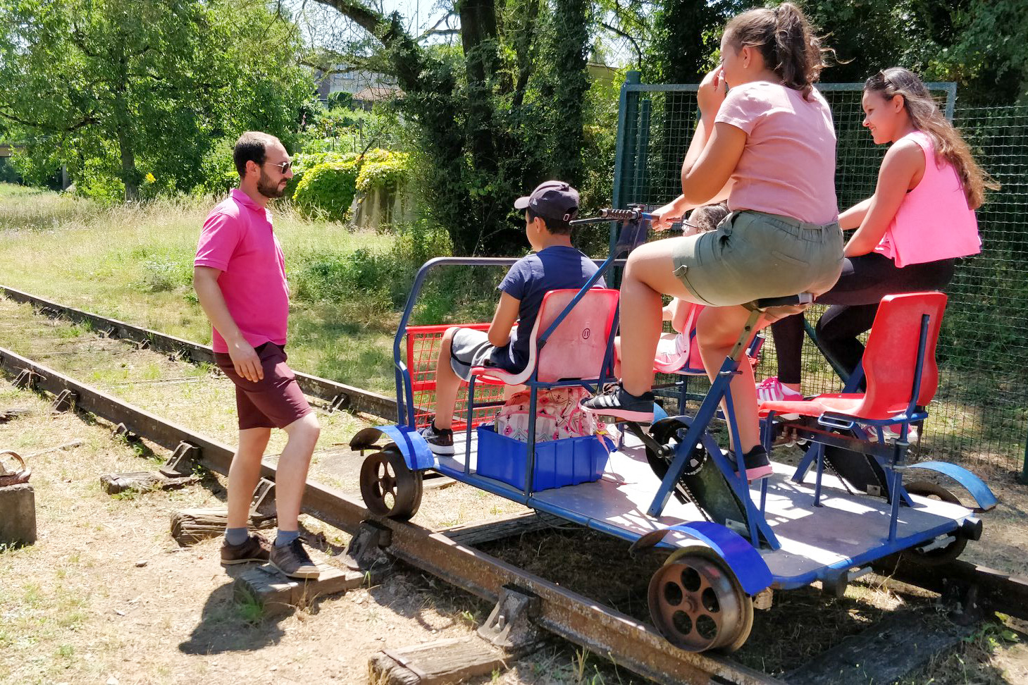 Velorail faire du velo pendant les vacances au depart de